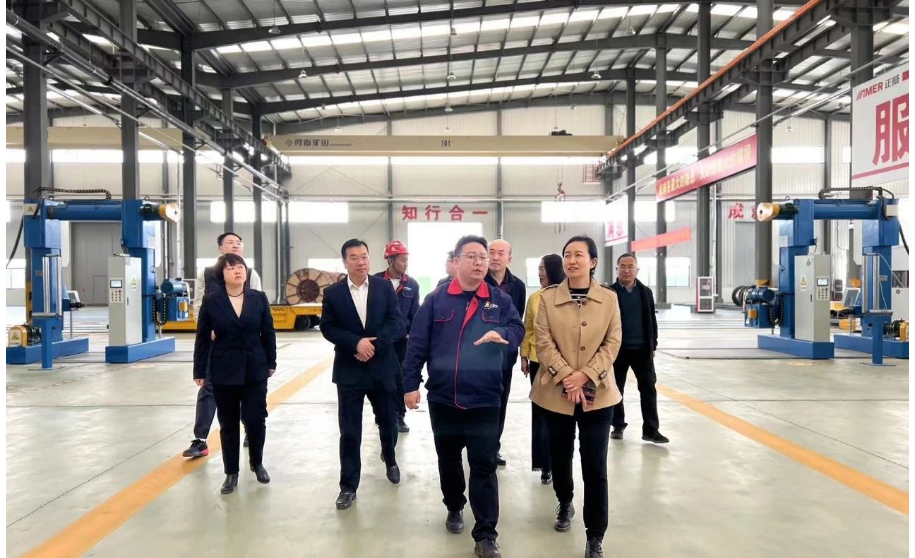 滕州市政協(xié)副主席、工商聯(lián)主席李慧，市委統(tǒng)戰(zhàn)部副部長(zhǎng)、工商聯(lián)黨組書記、常務(wù)副主席趙海濤一行來(lái)蒞臨正威華能項(xiàng)目調(diào)研。調(diào)研組一行來(lái)到正威華能新材料科技有限公司，實(shí)地查看了生產(chǎn)車間，與企業(yè)負(fù)責(zé)人進(jìn)行了深入交流，聽取了企業(yè)科研成果轉(zhuǎn)化、運(yùn)營(yíng)管理、未來(lái)規(guī)劃等情況介紹。