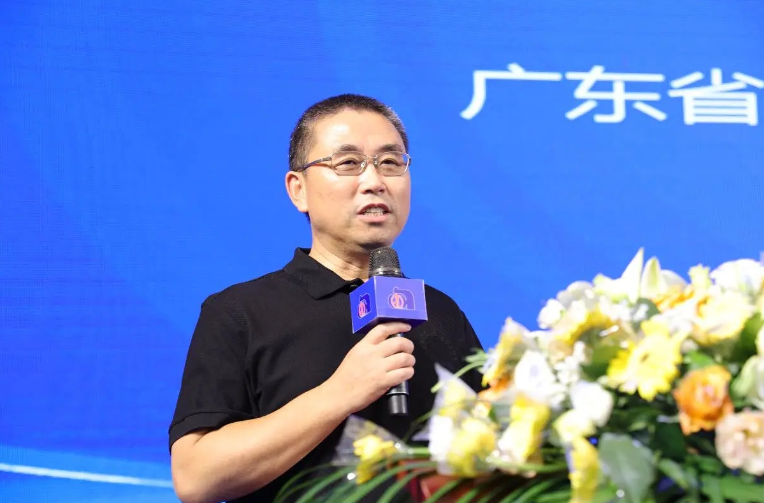 陳冰會長在講話中指出，今年是改革開放45周年，也是經(jīng)濟形勢最嚴(yán)峻的一年，但他認(rèn)為這也可能是未來幾年最好的一年。然而，當(dāng)前的經(jīng)濟形勢仍然嚴(yán)峻，經(jīng)濟復(fù)蘇出現(xiàn)滯后，特別是二季度經(jīng)濟回落加速，三季度依然沒有好轉(zhuǎn)的跡象。