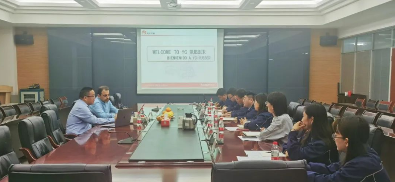 南美地區(qū)的商務(wù)代表蒞臨延長橡膠公司進(jìn)行考察與交流。延長橡膠總經(jīng)理張航偉、海外銷售部經(jīng)理李丹等相關(guān)人員，接待來訪人員。